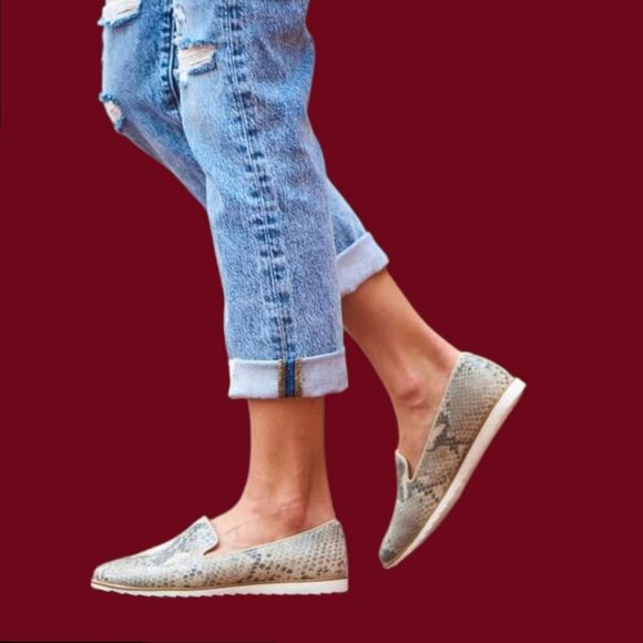 Comfortiva Ryen Womens Slip-On Shoes Cream/Black Snake Print Size 8.5M - Picture 2 of 15